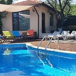 Sunny House Izgrev Vilă *